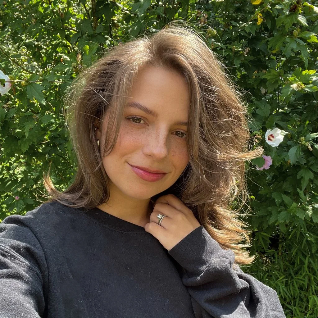 Voluminous Curtain Layers Add Bounce To Thick Hair